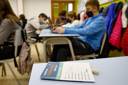 El carnet de cribratges escolar en una aula del Sant Ermengol.