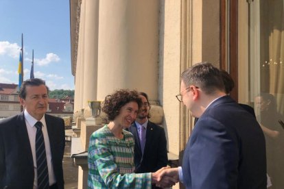 Ubach i Riba saludant a Jan Lipavský