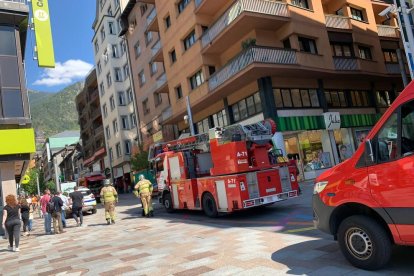 Els bombers treballant en l'edifici de Carlemany