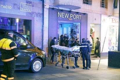 Agents de policia al lloc dels fets.