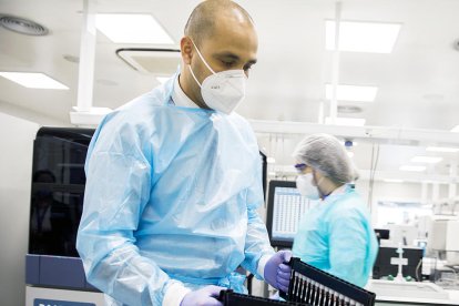 El tècnic de l'empresa el dia que va instal·lar la màquina TMA.