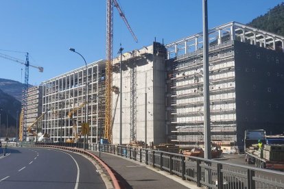 L'obra d'Epizen avança amb la col·locació dels panells exteriors