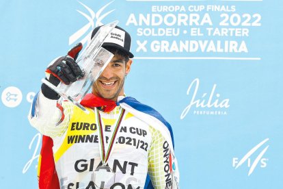 Joan Verdú amb el trofeu de campió de la Copa d'Europa de gegant.