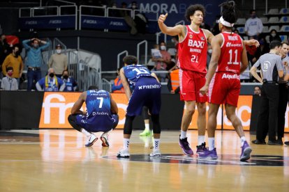 Olumuyiwa i Hannah, la imatge de la desesperació, davant Bako i Moneke.