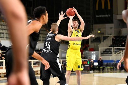 Mario Nakic llançant a cistella.