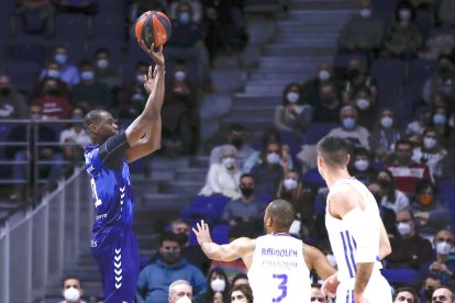 Moussa Diagne, que va signar 13 punts, llença a cistella puntejat per Randolph.