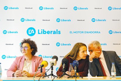 Pallarés, Lafoz i Cabanes durant la roda de premsa celebrada ahir.