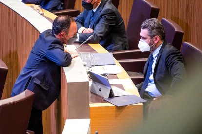 El cap de Govern conversant amb el ministre de Finances ahir a l'hemicicle.