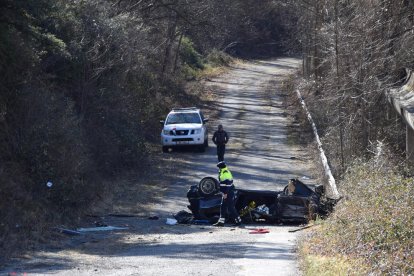 Estat del vehicle després de precipitar-se per un barranc.