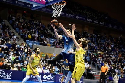Birutis penetra davant de tres jugadors tricolors.