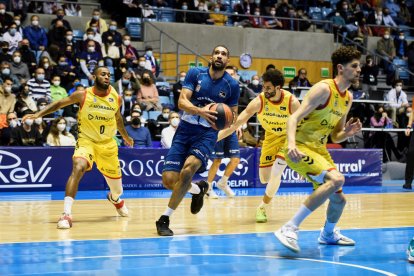 Scrub entra sol a cistella després de superar a Miller-McIntyre i Crawford.