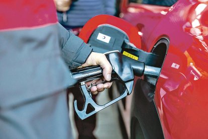 Un vehicle omplint el dipòsit en una gasolinera.