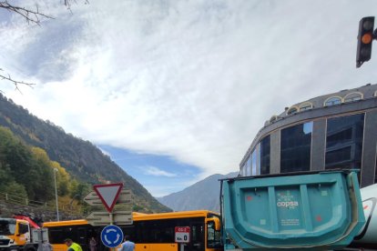 El bus atrapat entre els dos camions.