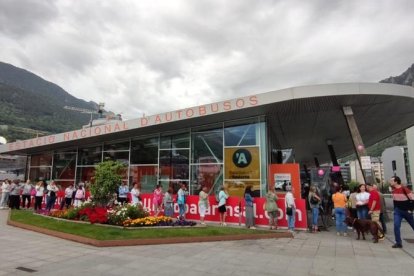 Cues per recollir l'abonament de bus aquest matí