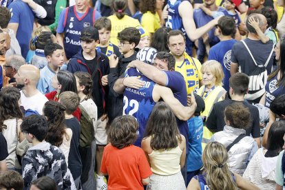 El Poliesportiu no va deixar d'animar en cap moment i va donar suport als jugadors del MoraBanc després de la derrota i el descens a la LEB.