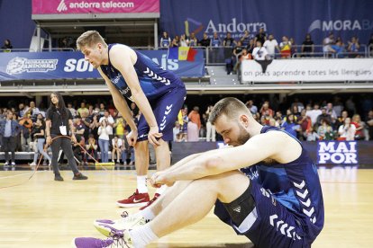 El Poliesportiu no va deixar d'animar en cap moment i va donar suport als jugadors del MoraBanc després de la derrota i el descens a la LEB.
