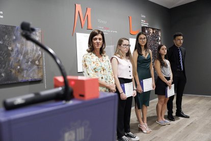 La ministra amb els millors alumnes del curs.