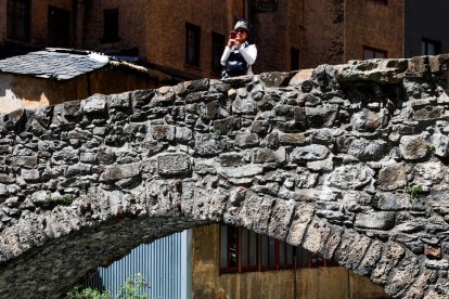 Una turista al pont d'Engordany.