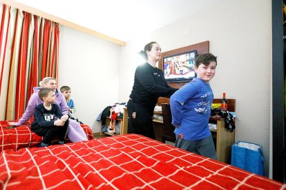 La Kateryna i l'Olha amb els seus fills en una de les habitacions de l'hotel.