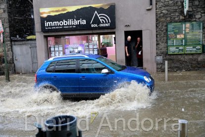 Inundacions al costat de la Rotonda de la capital