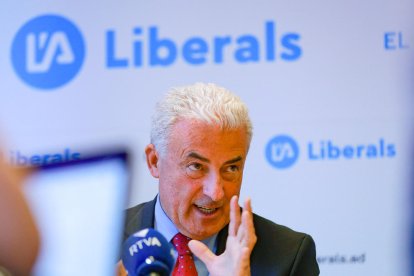 Josep Maria Cabanes, durant la roda de premsa d'ahir a la seu de Liberals d'Andorra.