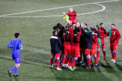 Marc Pujol mantejat pels companys per celebrar els 100 partits amb la selecció.