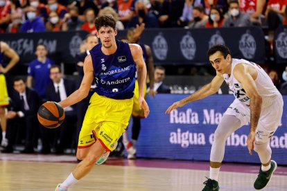 Oriol Paulí puja la pilota defensat per Juanpi Vaulet.