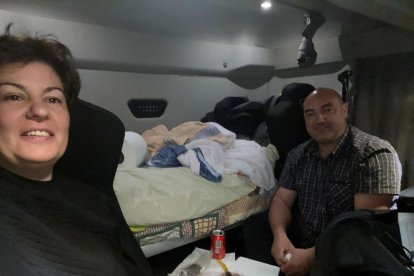 Eva Sansa i Juli Pérez sopen a la cabina.