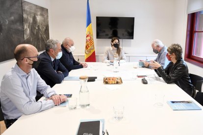 Riva es reuneix amb els exministres de Cultura