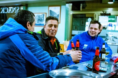 Un grup de persones en un bar sense mascareta.