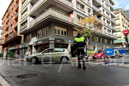 El servei de circulació treballant per guiar els conductors