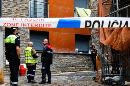 Agents de bombers i de circulació ahir a tocar de l'edifici sinistrat.