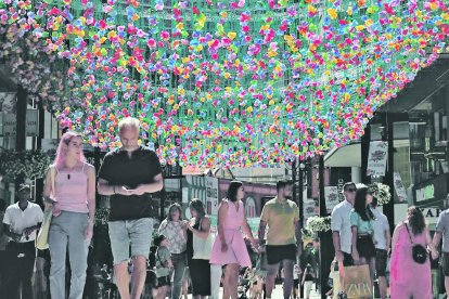Turistes pels carrers de l'eix comercial.
