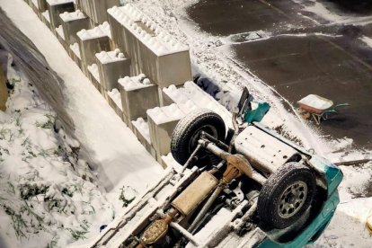 El vehicle s'ha precipitat fins a l'aparcament de la plaça de Braus