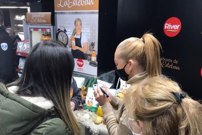 Belén Esteban presenta els seus nous productes al centre River