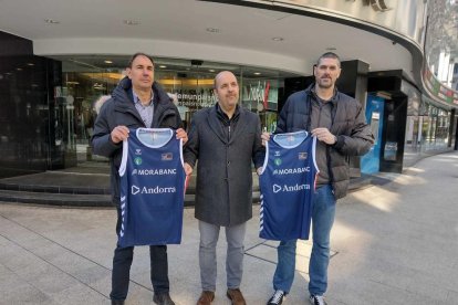 Carles Farfán, el president Gorka Aixàs i Chechu Bermudo