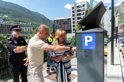 Un moment de la inauguració dels nous parquímetres d'Andorra la Vella.