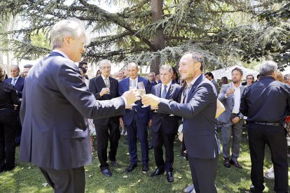 Un moment de la recepció a l'ambaixada.
