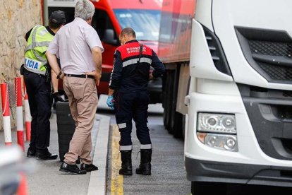 Accident mortal a l'avinguda Santa Coloma Camio Trailer