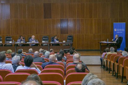 Isidre Bartumeu durant la lectura de la tesi doctoral a la Universitat de Barcelona