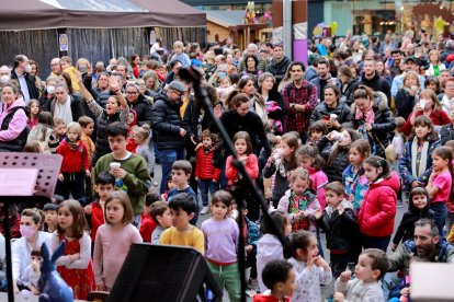 Nens davant l'escenari del Xocofest.