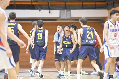 Els jugadors de la selecció celebren una acció durant el partit.