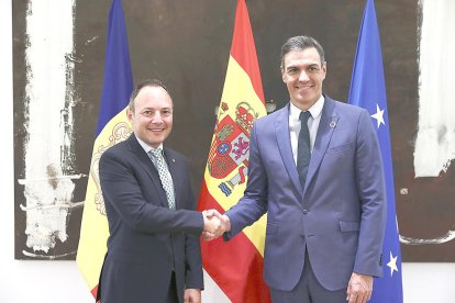 Xavier Espot i Pedro Sánchez, saludant-se abans de la reunió.