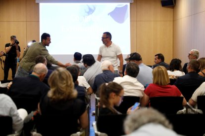 Militants saludant-se abans del congrés.