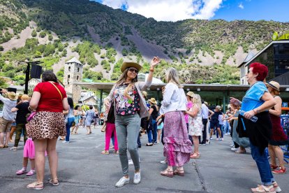 Públic ballant durant el concert.