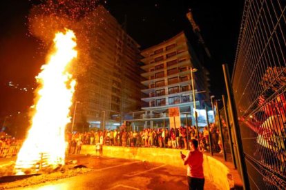 Foguera de Sant Joan al recinte habilitat.
