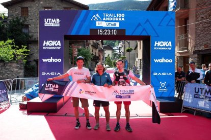 Sebastian Krogvic, Zach Miller i Ionel Manole, a la plaça Major d'Ordino.