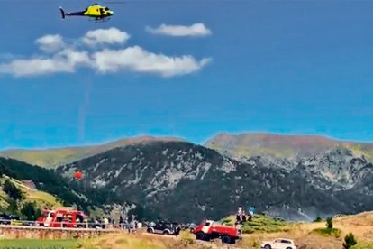 Desplegament de mitjans dels bombers a la zona del foc.