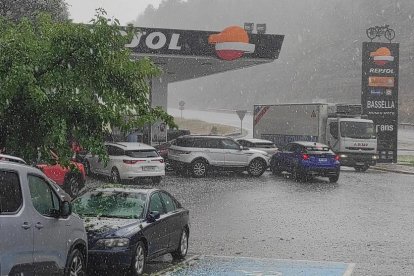 Vehicles aturats a Bassella per la intensa pedregada