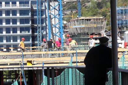 Treballadors de la construcció en una obra.